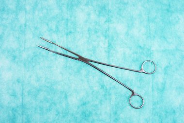 Operasyonlar için yeşil gazlı bez üzerine makas. Tıbbi makas