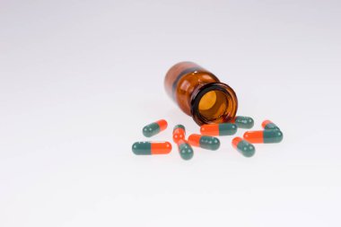 Renkli tıbbi haplar camdan döküldü