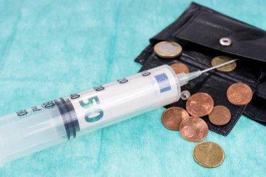 Siyah deri cüzdan içine enjekte elli euro fatura ile Şırınga