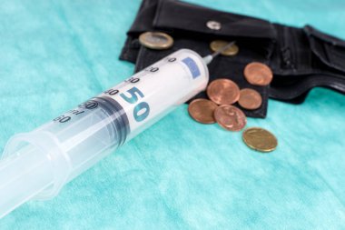 Siyah deri cüzdan içine enjekte elli euro fatura ile Şırınga