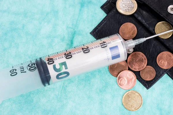 Siyah deri cüzdan içine enjekte elli euro fatura ile Şırınga