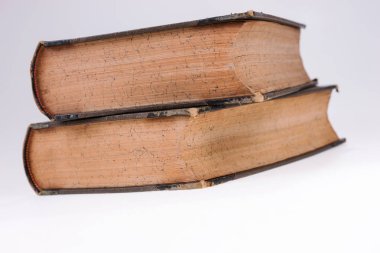 Beyaz üzerine iki eski kitap. Eski yayın. Beyaz izole arka plan