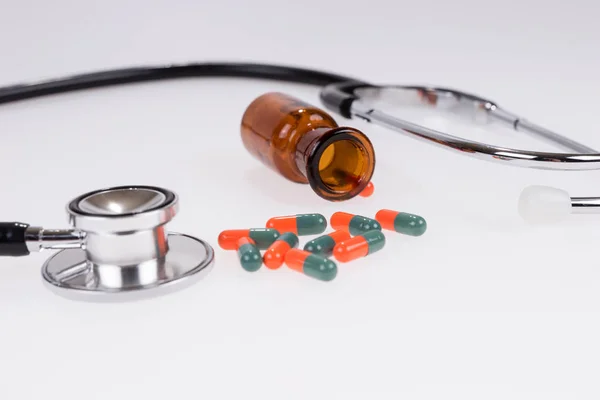 Stetoskop Och Färgglada Medicinska Piller Hälls Glaset — Stockfoto
