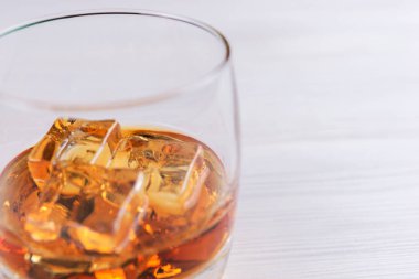 Parlak ahşap bir masadan izole edilmiş bir bardak viski