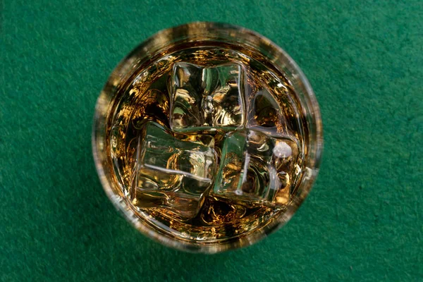 Vaso Whisky Escocés Aislado Mesa Poker Verde — Foto de Stock