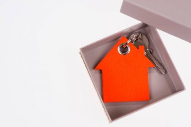 Anahtarlık ev ve anahtar beyaz arka plan üzerinde bir hediye kutusunda