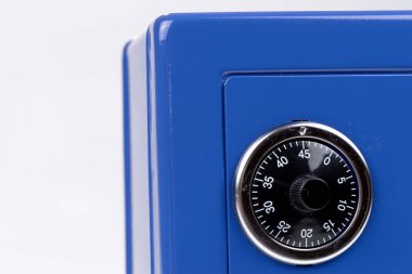 Mavi kasadan kombinasyon güvenli kilidi kapat