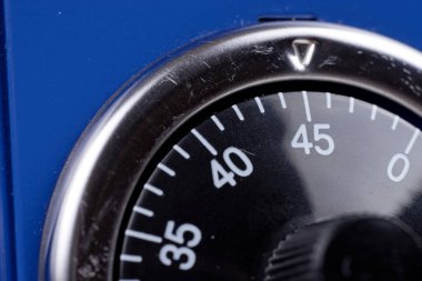 Mavi kasadan kombinasyon güvenli kilidi kapat