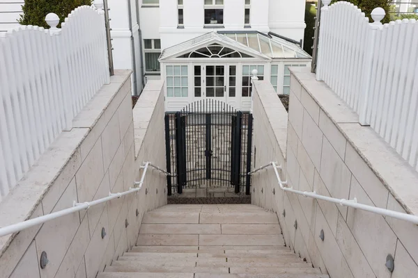 Treppe Hinunter Einem Geschlossenen Eisentor Vor Der Eingangshalle — Stockfoto