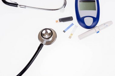 Kan şekeri test şeritleri ölçmek için stetoskop ve kan şekeri ölçer. Izole