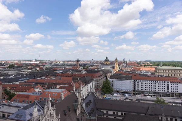 慕尼黑市中心和老城区天际线景观 可欣赏到带屋顶和尖顶的老城区 — 图库照片