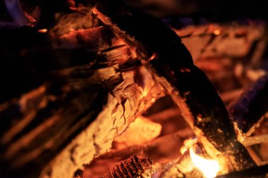 Odun ateşi yanıyor. Gece karanlığında yanan odun kamp ateşi