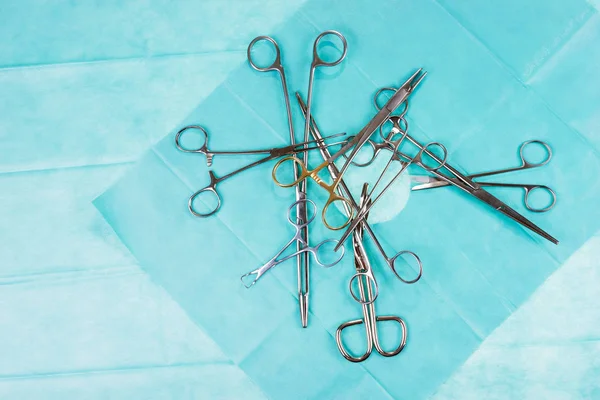 Chaos Operačním Stole Chirurgické Nůžky Svorky Zeleném Gázu Lékařské Přístroje — Stock fotografie