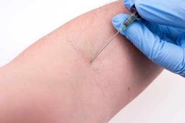 Şırınga kullanan mavi lastik eldivenli hemşire, hastaya kol hizasında ki kanı emer. Testler kan Sağlık checkup