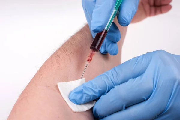 Sestra Modrými Gumovými Rukavicemi Použití Stříkačky Vysávejte Krev Paži Pacienta — Stock fotografie