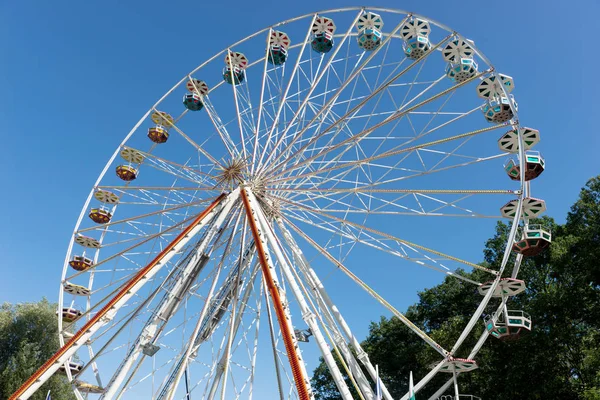 夏の青空の前に大きな観覧車 — ストック写真