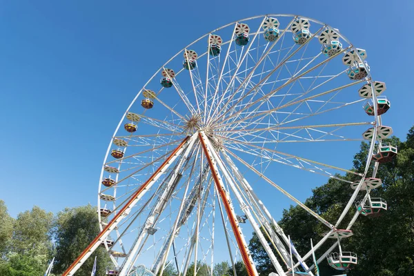 Grande Roda Gigante Frente Céu Azul Verão — Fotografia de Stock