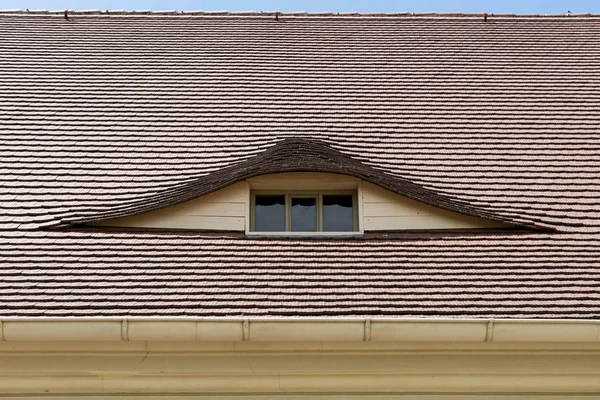 Halbkreisförmiges Fenster Dach Eines Landhauses — Stockfoto