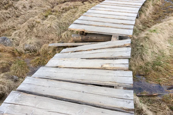 ムーアの上に壊れた小さな木製の橋 — ストック写真