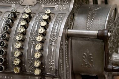 Farklı numaralar ile antika metal yazar kasa