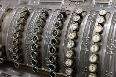 Farklı numaralar ile antika metal yazar kasa