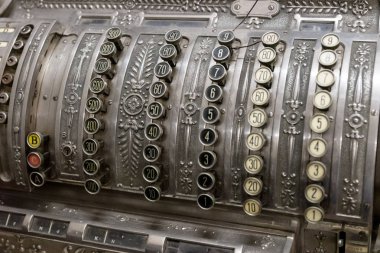 Farklı numaralar ile antika metal yazar kasa