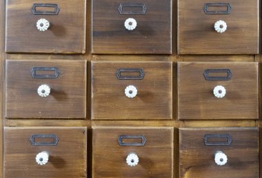 Çekmeceli antika eczacı ahşap dolap. Yakın Çekim