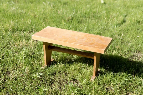 Kis Szögletes Fából Készült Asztal Zöld Füvön Kertben — Stock Fotó