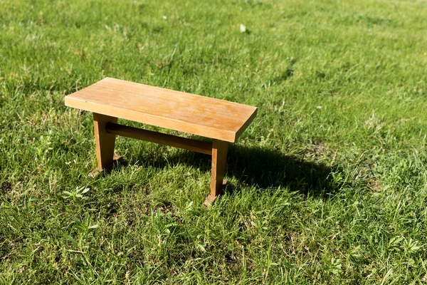 Kis Szögletes Fából Készült Asztal Zöld Füvön Kertben — Stock Fotó
