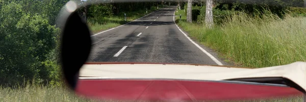 Dikiz Aynasında Asfalt Yol Cabriolet Dikiz Aynası — Stok fotoğraf