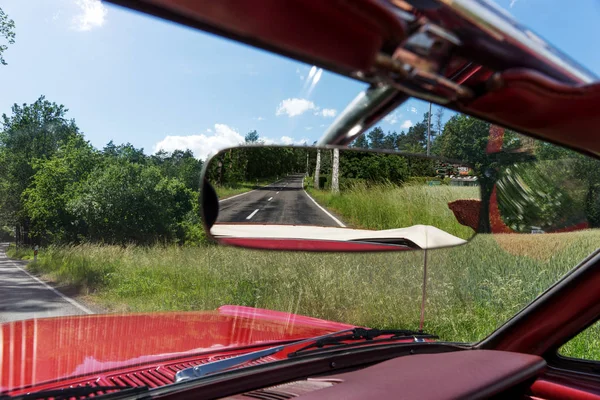 Strada Asfaltata Nello Specchio Retrovisore Specchio Retrovisore Nel Cabriolet — Foto Stock