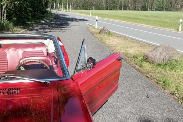 Vecchio Cabriolet Rosso Parcheggiato Strada — Foto Stock