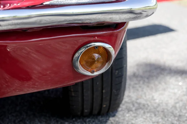 Vista Uma Luz Direção Laranja Velho Carro Vermelho — Fotografia de Stock