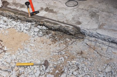 Beton levha üzerinde çekiç ve keski
