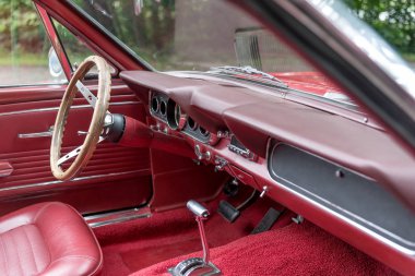 Eski kırmızı cabriolet. Aletleri ve ahşap direksiyon ile iç görünüm