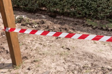 Bariyer kırmızı ve beyaz bant. Yaralanma riski nedeniyle şantiye kapatıldı