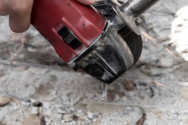 Taşlama tekerleğinden kıvılcımlar ile elektrikli tekerlek ile kadının eli