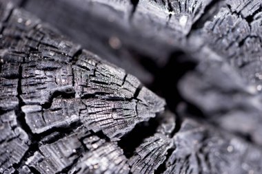 Yanık ahşap siyah arka plan. Kömür yüzeyine. Kavrulmuş ağaç doku