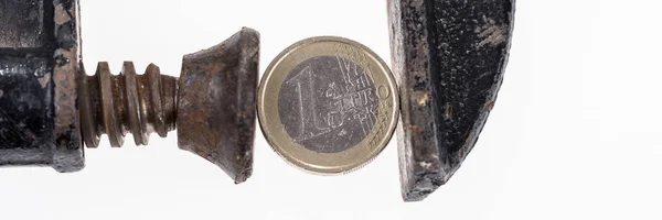 白い背景に隔離された黒いクランプの1ユーロ硬貨 パノラマ画像 — ストック写真