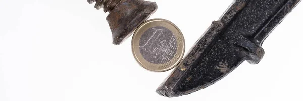 Een Euro Munt Een Zwarte Klem Geïsoleerd Witte Achtergrond Panoramische — Stockfoto