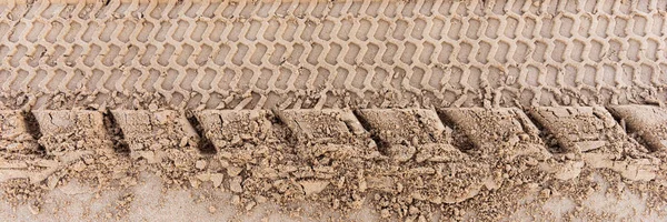 ビーチの砂の中のタイヤトラック パノラマ画像 — ストック写真