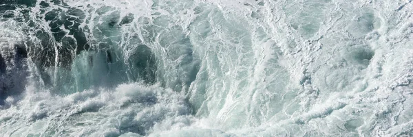 Textura Superfície Água Panorâmica Salpicos Água Mar Com Onda Espumosa — Fotografia de Stock