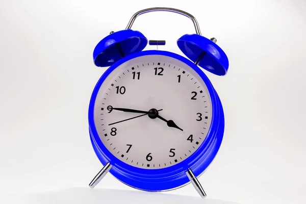 Reloj Despertador Retro Azul Aislado Blanco Concepto Tiempo —  Fotos de Stock