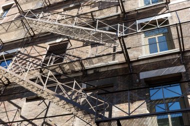 Yangın merdiveni ve merdiveni Quebec, Kanada 'dan tipik bir tuğla binaya çıkıyor.