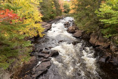 Mont Tremblant Ulusal Parkı 'ndaki Croche şelalesinin manzarası. Hint Yazı. Quebec 'te. Kanada