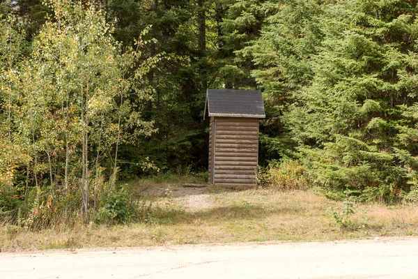 カナダの国立公園内の木製トイレ — ストック写真