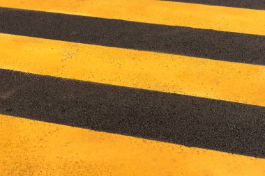 Sokakta sarı ve siyah çizgiler var. doku arkaplanı
