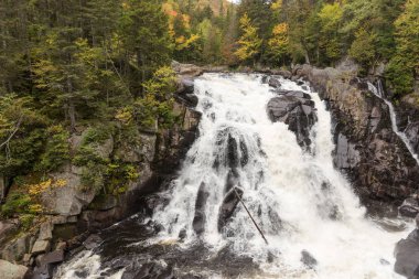 Paraşüt du Diable. Mont Tremblant Ulusal Parkı 'nda şelale. Quebec 'te. Kanada