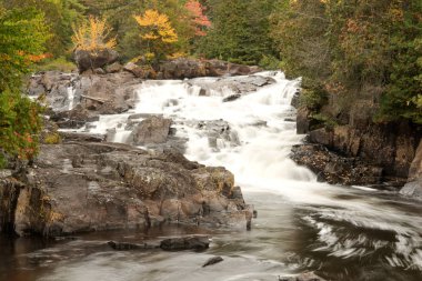 Uzun pozlama. Sonbaharda örgü şelalesi. Mont Tremblant Ulusal Parkı. Quebec 'te. Kanada