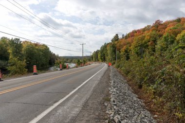 İnşaat işleri için konileri kapatılmış boş bir yol. Kanada